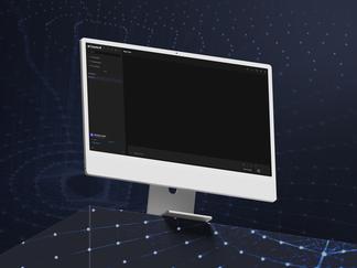 Technikerin überprüft ein Netzwerk mit ihrem Laptop im Serverraum